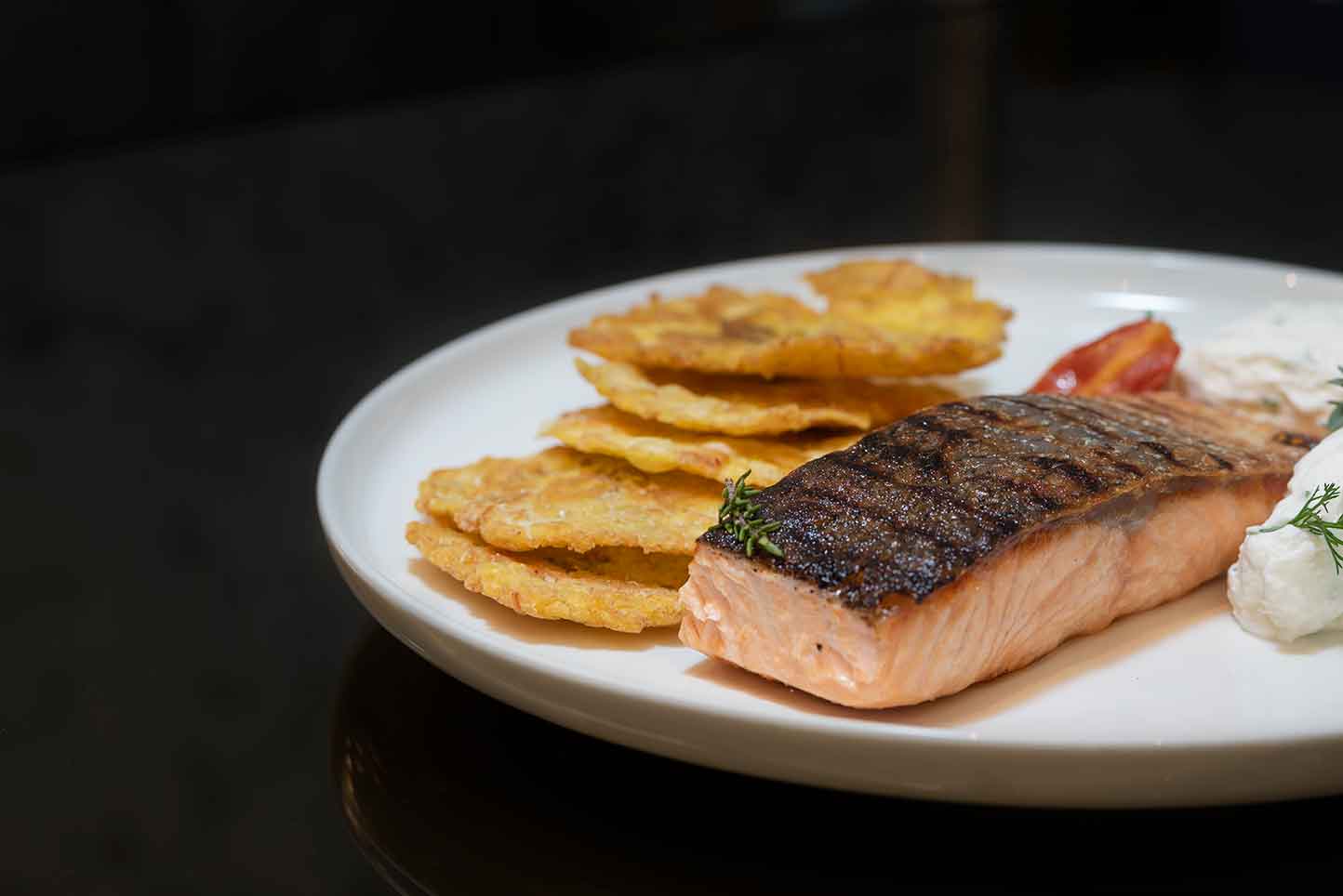 salmone e chips di banana - chips di platano
